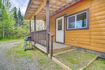 Pittsburg Vacation Rental | Studio | 1BA | 350 Sq Ft | 2 Steps to Enter