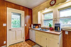 Réfrigérateur, micro-ondes, plaque de cuisson, lave-vaisselle