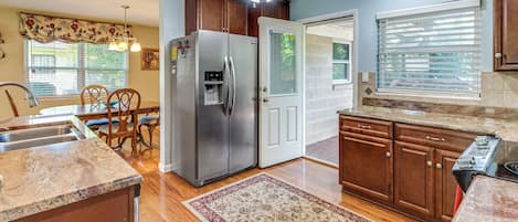 Fridge, microwave, stovetop, dishwasher