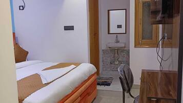 Basic Double Room, City View | Desk, laptop workspace, free WiFi