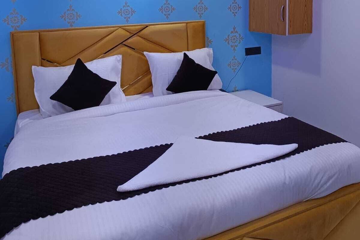 Basic Double Room, City View | Meja, ruang kerja komputer riba, Wi-fi percuma