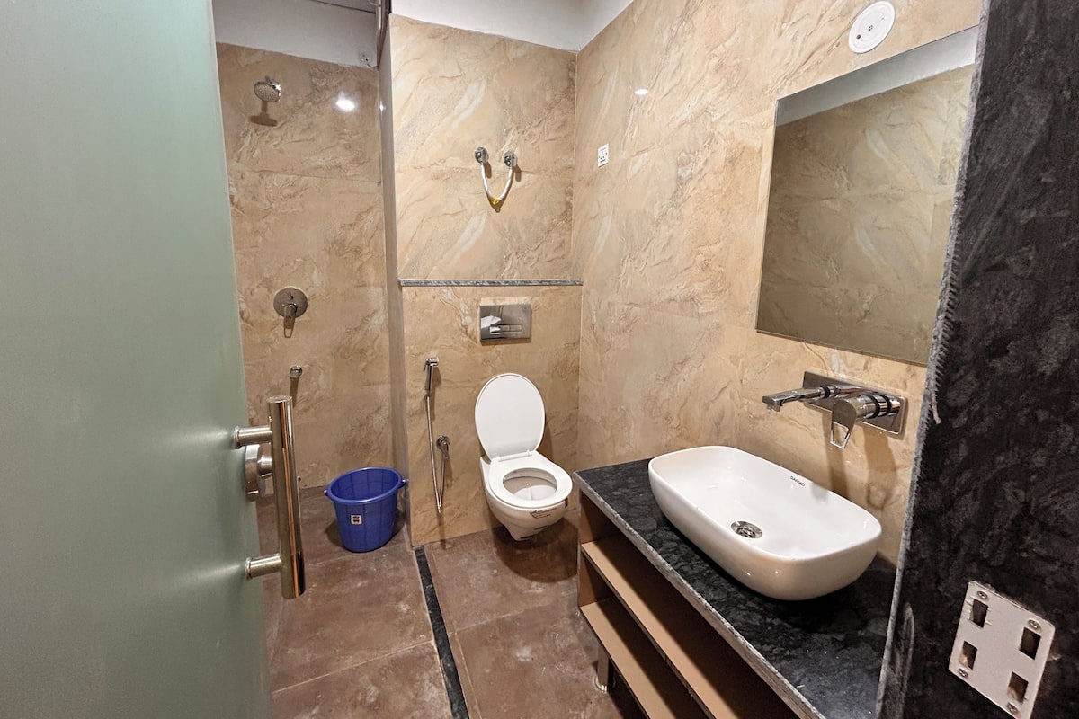 Kamar Double Deluks | Kamar mandi | Perlengkapan mandi gratis, handuk,  dan sabun