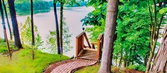 Spacious Waterfront Lake House. Sleeps 8! 4 BDR/4.5 BTH. Private Dock & Canoes.