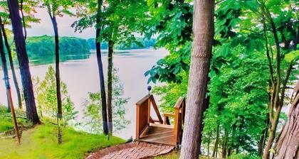 Spacious Waterfront Lake House. Sleeps 8! 4 BDR/4.5 BTH. Private Dock & Canoes.