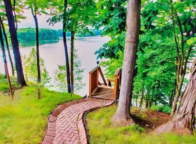 Spacious Waterfront Lake House. Sleeps 8! 4 BDR/4.5 BTH. Private Dock & Canoes.