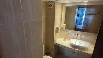 Secador de pelo, toallas, jabón y papel higiénico