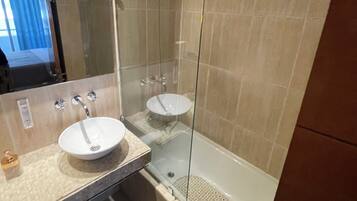 Secador de pelo, toallas, jabón y papel higiénico