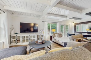 2 bedrooms, internet, bed sheets