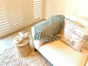 Smart TV, books - Waves - couples retreat by the beach (Burns Beach)