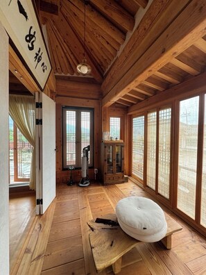 Nhà Cao cấp, bếp nhỏ, quang cảnh núi | Hiên
