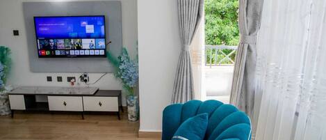 Comfort Apartment, 1 Double Bed, City View | Living area