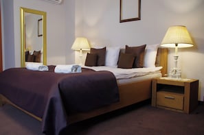 Comfort Double Room | Blackout drapes, soundproofing, iron/ironing board