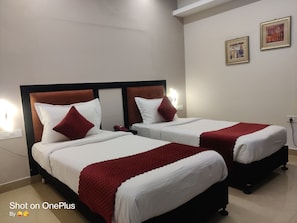 Desk, soundproofing, free WiFi - Hotel Delphi Grand Hyderabad HiTech City (Hyderabad)