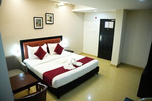 Escritorio, sistema de insonorización y wifi gratis 