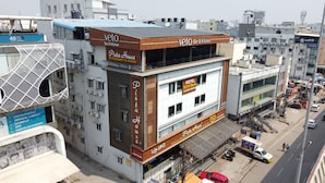 Un immeuble à plusieurs étages qui abrite un restaurant appelé « Pista House » et un bar-restaurant appelé « Veto Bar & Kitchen » au rez-de-chaussée.