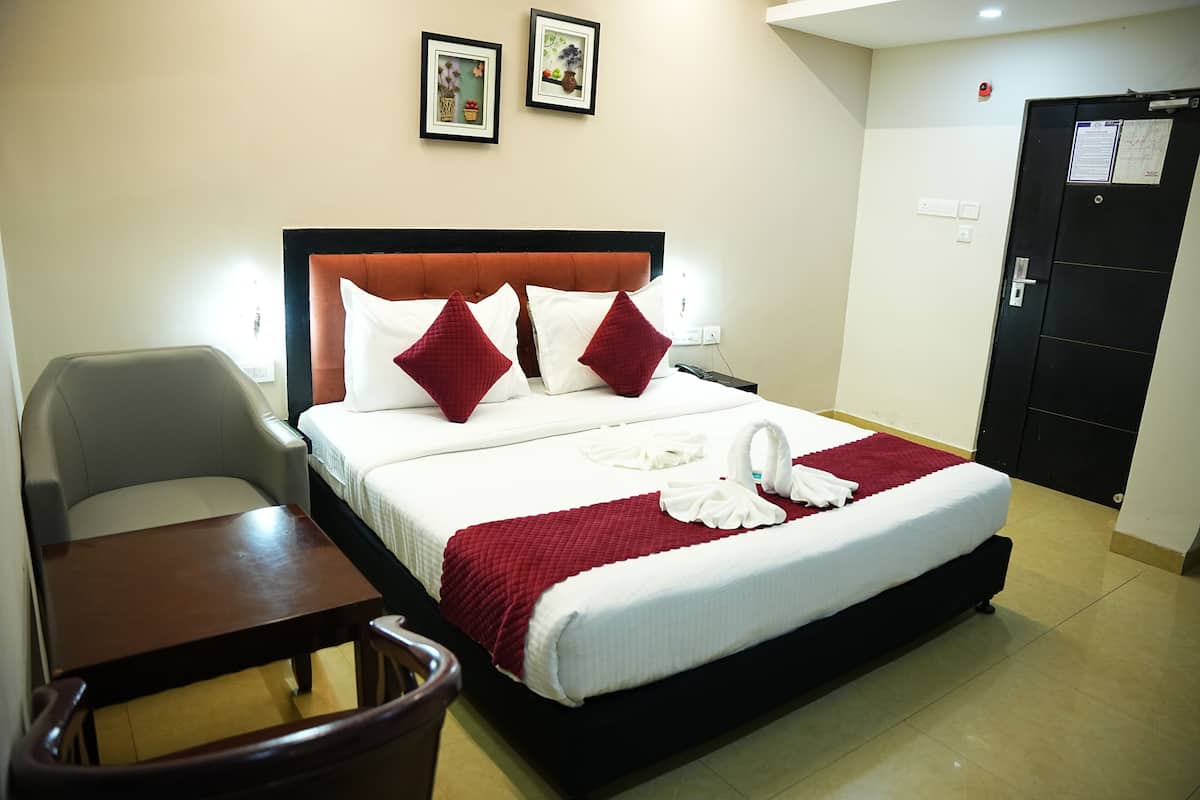 Desk, soundproofing, free WiFi