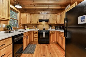 Kjøleskap, ovn, kokeplater og oppvaskmaskin