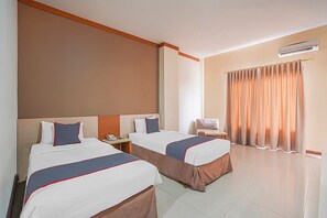 Deluxe Twin Room | Desk, free WiFi, bed sheets - Collection O 90724 Hotel Sinar Sidoarjo (Sidoarjo)