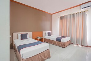 Standard Twin Room | Desk, free WiFi, bed sheets - Collection O 90724 Hotel Sinar Sidoarjo (Sidoarjo)