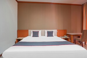 Escritorio, wifi gratis y ropa de cama 