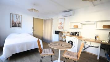 Fer et planche Ă repasser, lit parapluie, Wi-Fi gratuit, draps fournis