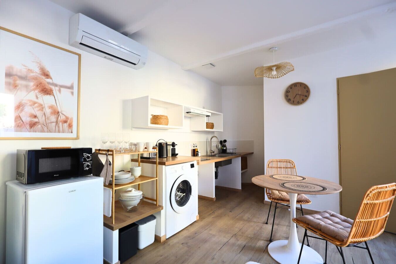 Kühlschrank, Mikrowelle, Herdplatte, Wasserkocher mit Kaffee-/Teezubehör