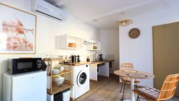 KĂŒhlschrank, Mikrowelle, Herdplatte, Wasserkocher mit Kaffee-/Teezubehör