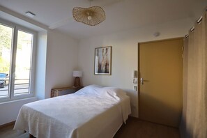 Tabla de planchar con plancha, cuna de viaje, wifi gratis y ropa de cama