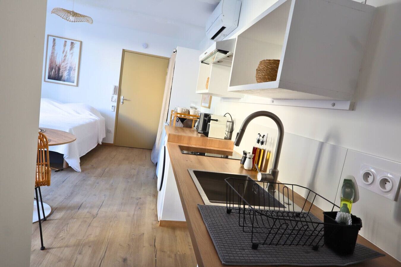 Réfrigérateur, micro-ondes, plaque de cuisson, cafetière/bouilloire