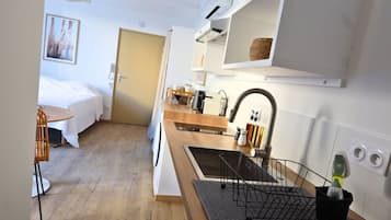 Réfrigérateur, micro-ondes, plaque de cuisson, cafetiÚre/bouilloire