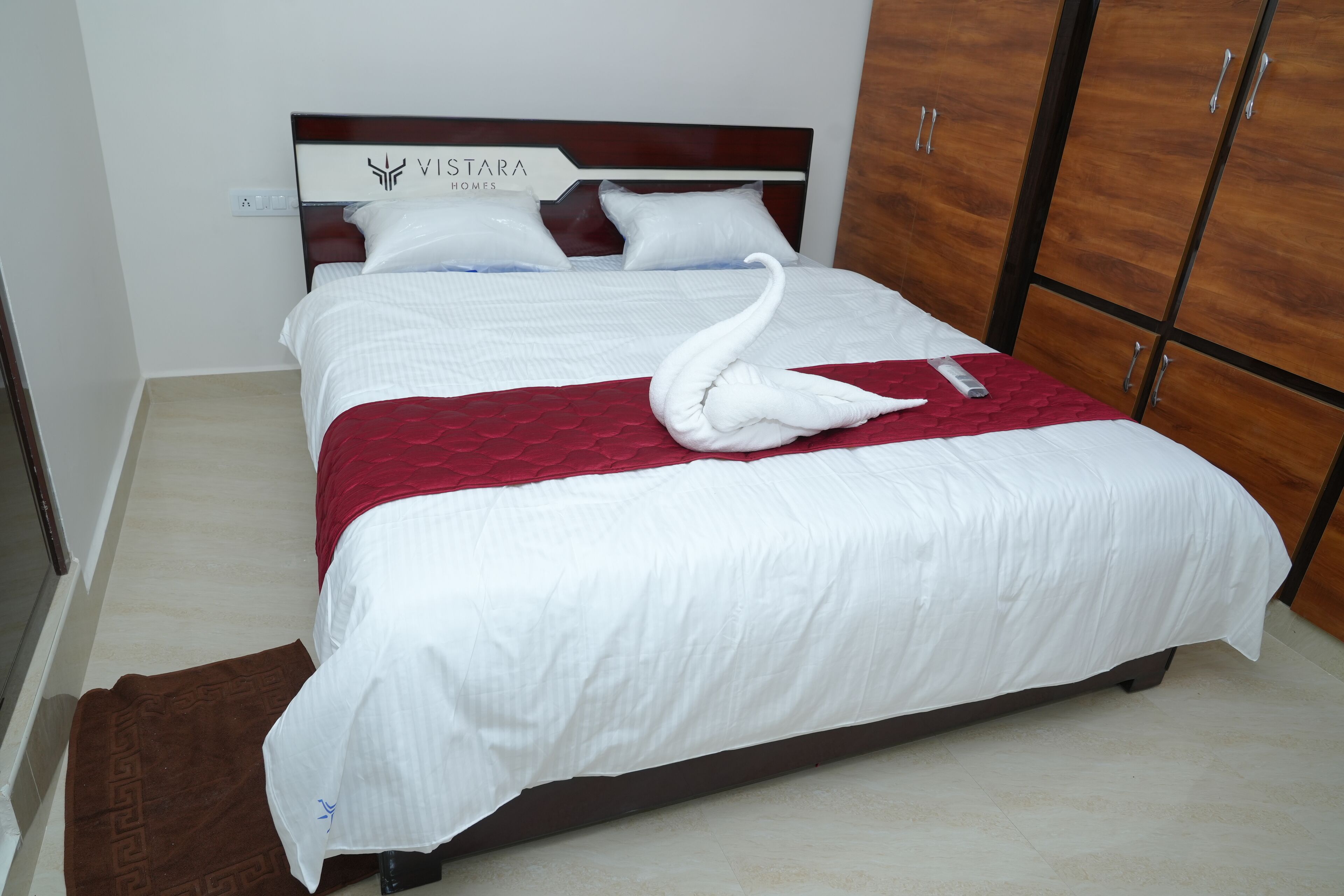 8 bedrooms, WiFi, bed sheets