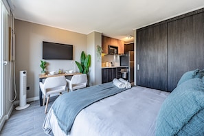 Comfort appartement, balkon, uitzicht op de stad | Een strijkplank/strijkijzer, gratis wifi