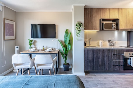 Tabla de planchar con plancha y wifi gratis . M&C Departamento Irarrazaval 614