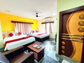 Neljän hengen deluxe-huone, ilmastointi, kaupunkinäköala | Tallelokero huoneessa, äänieristys, ilmainen Wi-Fi, vuodevaatteet