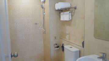 Habitación doble estándar, 1 habitación, para no fumadores | Baño | Regadera, amenidades de baño ecológicas, toallas, jabón