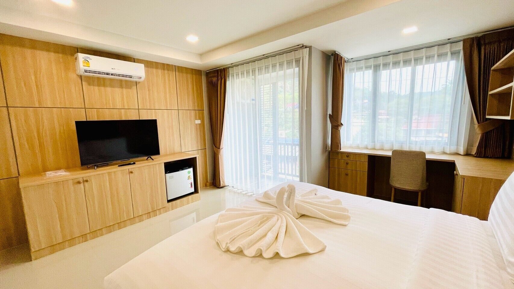 Desk, free WiFi, bed sheets