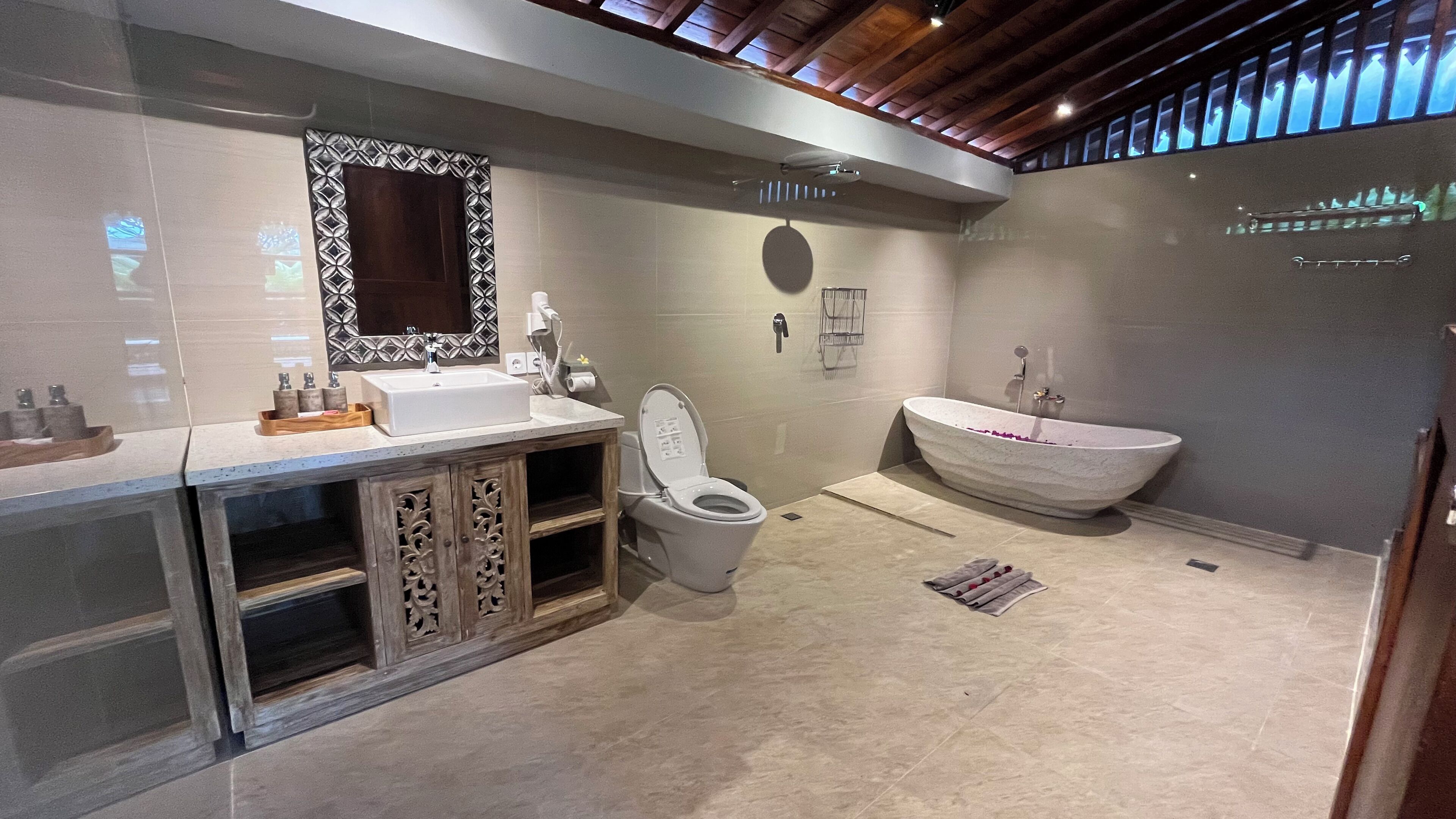 Ducha, secador de pelo, jabón, papel higiénico