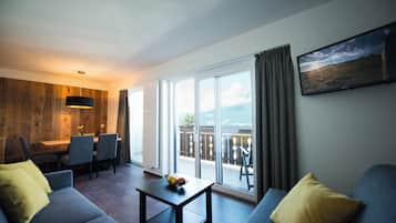 Télévision, baby-foot, table de tennis de table, livres