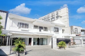 Vista frontal de la propiedad