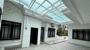 Un interior espacioso con techo alto y tragaluz.