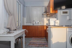 Fridge, microwave, oven, stovetop - Barbara's Apartment Sea View (Stegna)