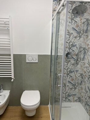Dusche, umweltfreundliche Kosmetikartikel, Haartrockner, Bidet