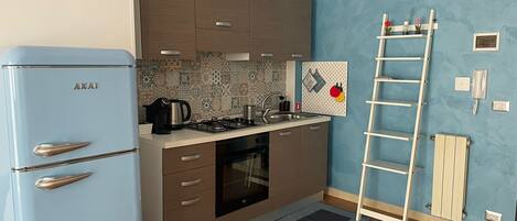 Kühlschrank, Ofen, Herdplatte, Wasserkocher mit Kaffee-/Teezubehör