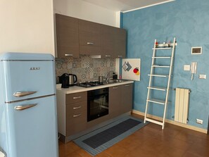 Jääkaappi, uuni, liesi, kahvin-/teenkeitin