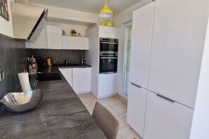 KĂŒhlschrank, Mikrowelle, Ofen, Herdplatte