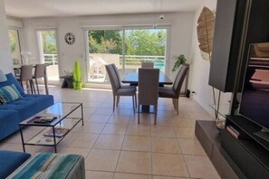 TV connectée, livres, chaîne hi-fi