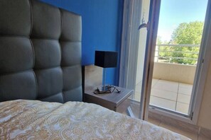 1 Schlafzimmer, Schreibtisch, Bügeleisen/Bügelbrett, Reisekinderbett