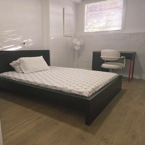 1 habitación, tabla de planchar con plancha, wifi y ropa de cama 