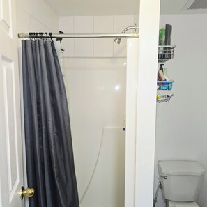 Serviettes fournies, savon, shampoing, papier toilette