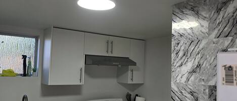 Een microgolfoven, een oven, een kookplaat